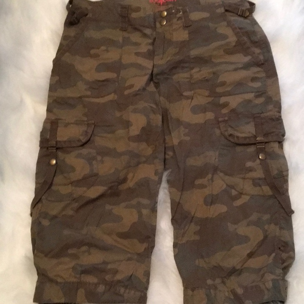 Camouflage capris